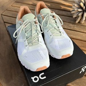 EUC on Cloud Shoes | on Running Cloudflow Running Shoes Aloe/ White Size 9.5 |